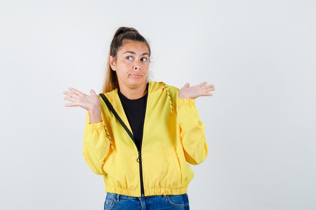 Jovem expressiva posando no estúdio