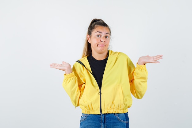 Foto grátis jovem expressiva posando no estúdio