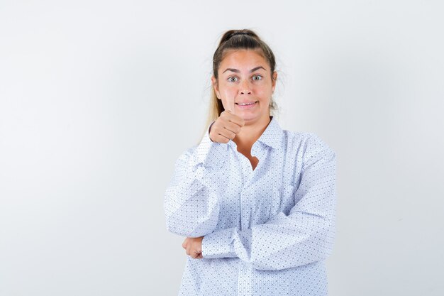 Jovem expressiva posando no estúdio