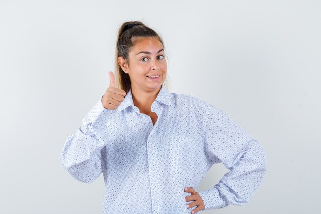 Jovem expressiva posando no estúdio