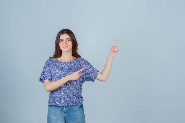 Jovem expressiva posando no estúdio