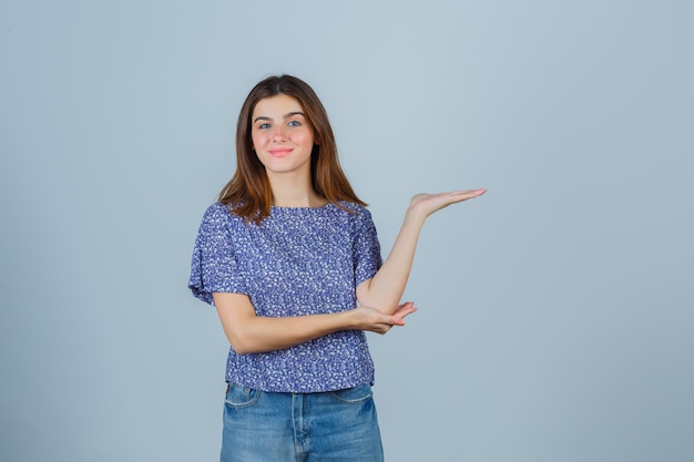 Jovem expressiva posando no estúdio