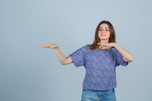 Jovem expressiva posando no estúdio