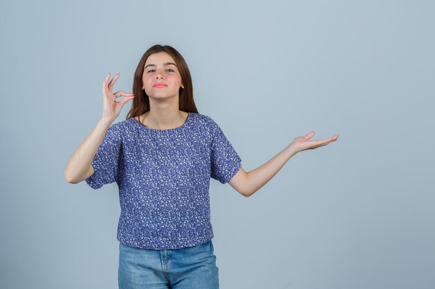 Jovem expressiva posando no estúdio