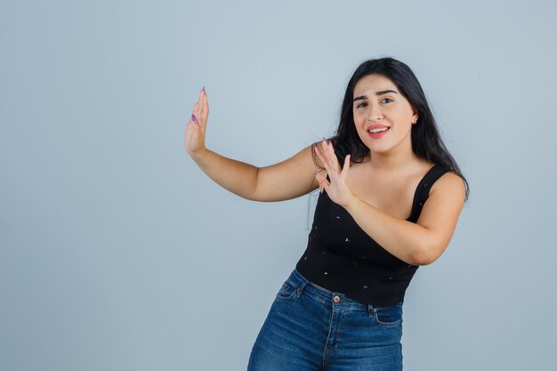 Jovem expressiva posando no estúdio