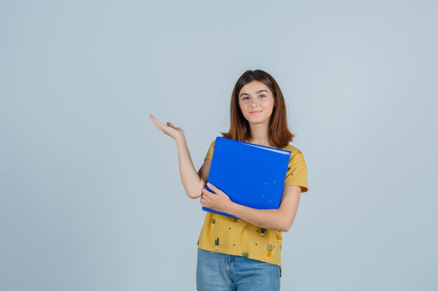 Jovem expressiva posando no estúdio