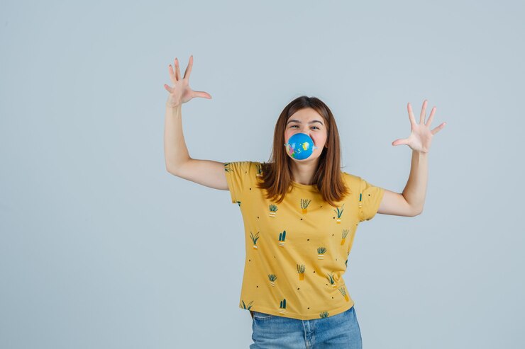 Foto grátis jovem expressiva posando no estúdio