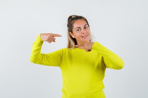 Jovem expressiva posando no estúdio