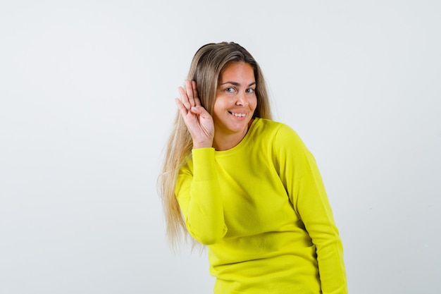 Jovem expressiva posando no estúdio