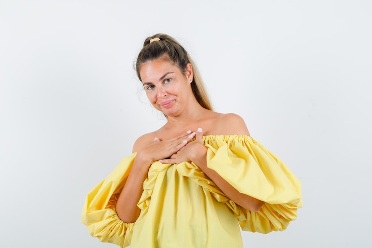 Foto grátis jovem expressiva posando no estúdio