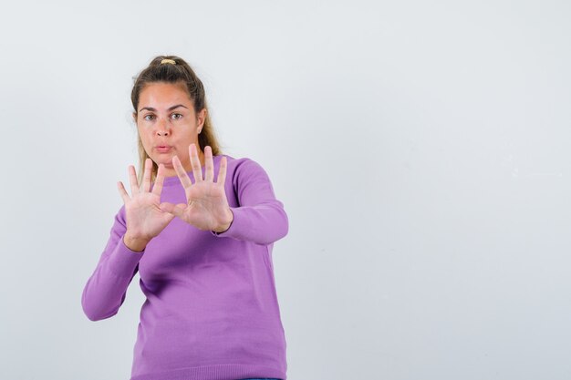 Jovem expressiva posando no estúdio