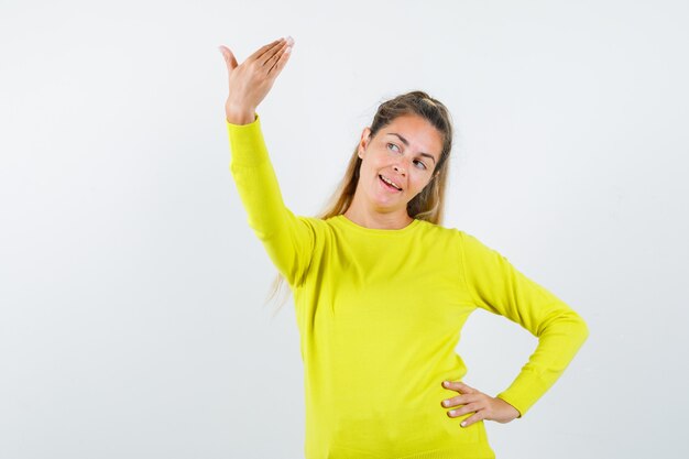 Jovem expressiva posando no estúdio