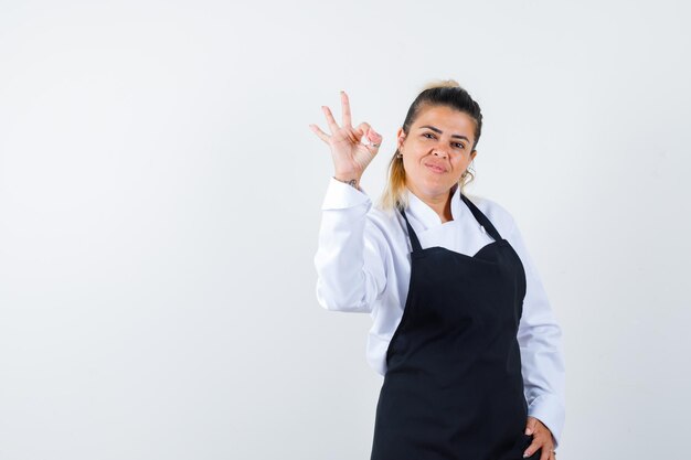 Jovem expressiva posando no estúdio