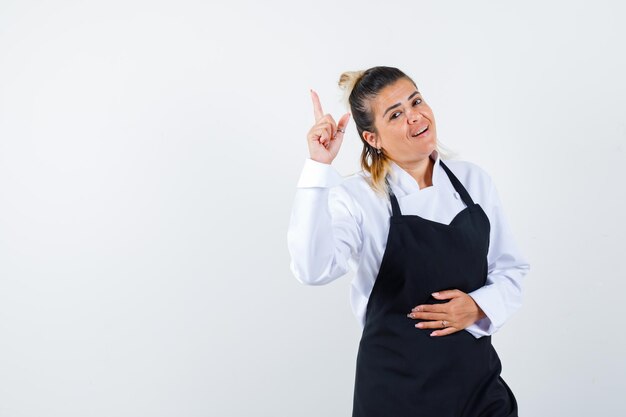 Jovem expressiva posando no estúdio