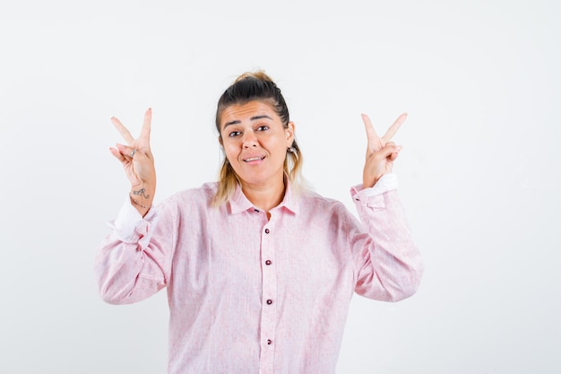 Jovem expressiva posando no estúdio