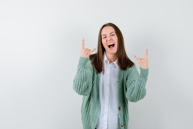 Jovem expressiva posando no estúdio