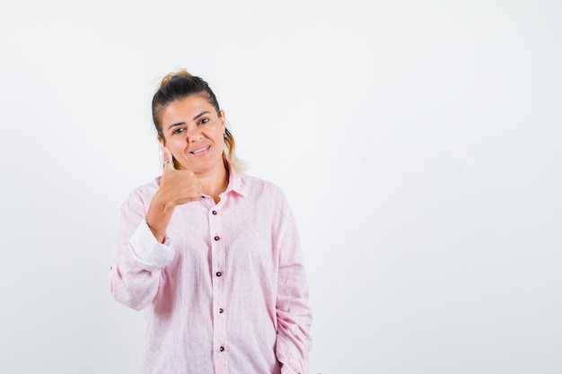 Jovem expressiva posando no estúdio