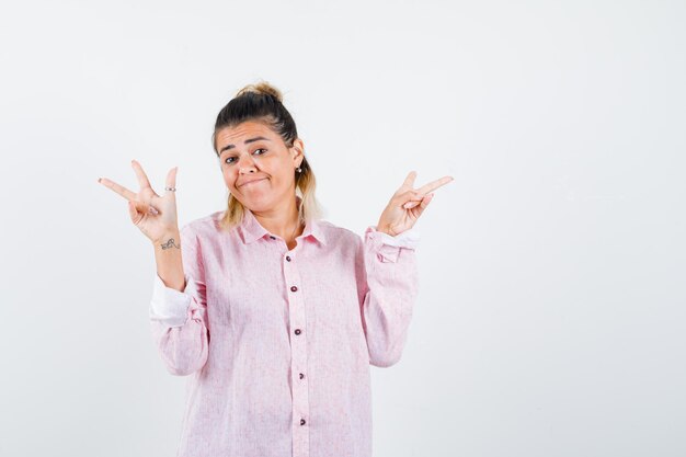 Jovem expressiva posando no estúdio