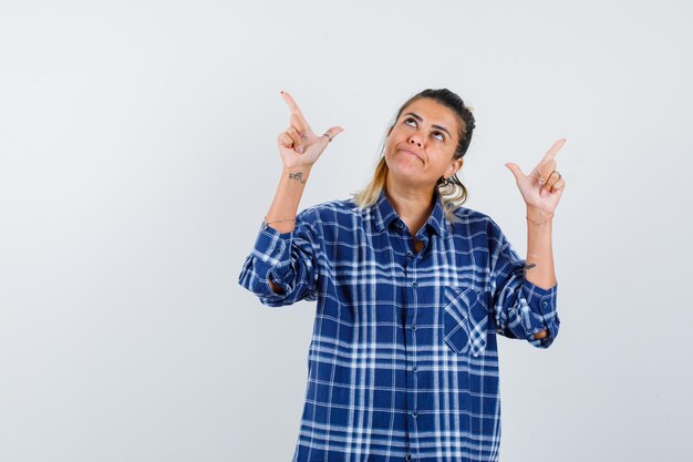 Jovem expressiva posando no estúdio