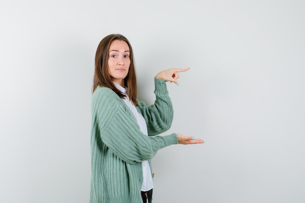 Foto grátis jovem expressiva posando no estúdio