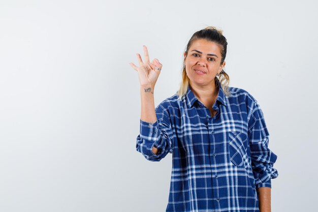 Jovem expressiva posando no estúdio