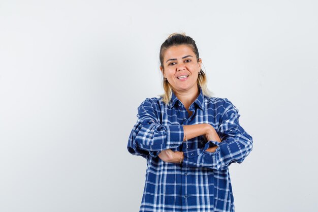 Jovem expressiva posando no estúdio