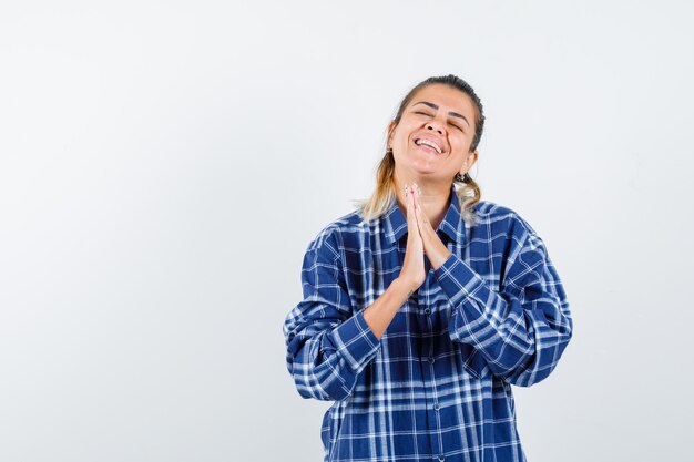 Foto grátis jovem expressiva posando no estúdio