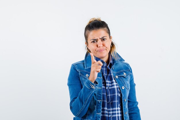 Jovem expressiva posando no estúdio