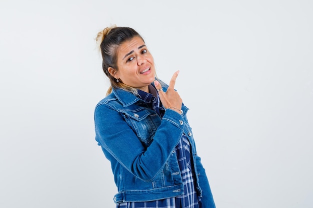 Jovem expressiva posando no estúdio