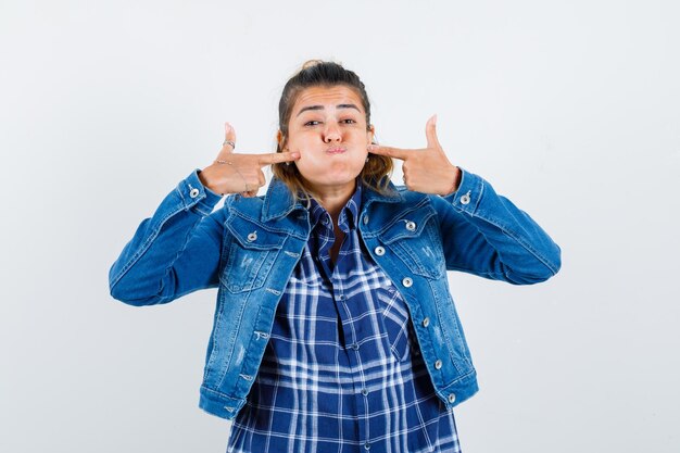 Foto grátis jovem expressiva posando no estúdio