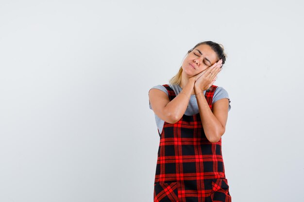 Jovem expressiva posando no estúdio