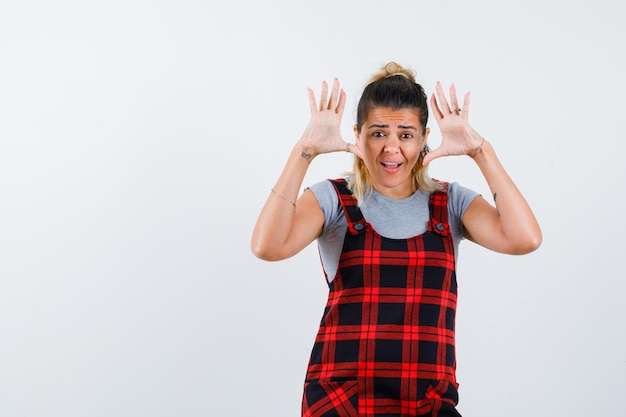 Jovem expressiva posando no estúdio