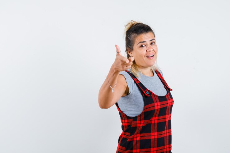 Foto grátis jovem expressiva posando no estúdio