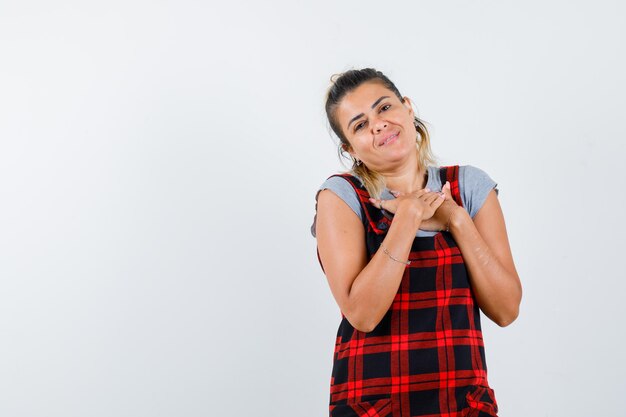 Jovem expressiva posando no estúdio