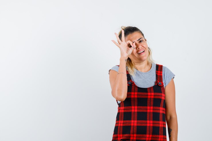 Foto grátis jovem expressiva posando no estúdio