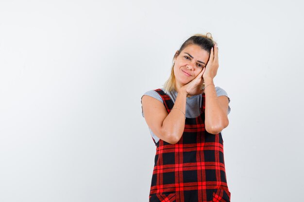 Jovem expressiva posando no estúdio