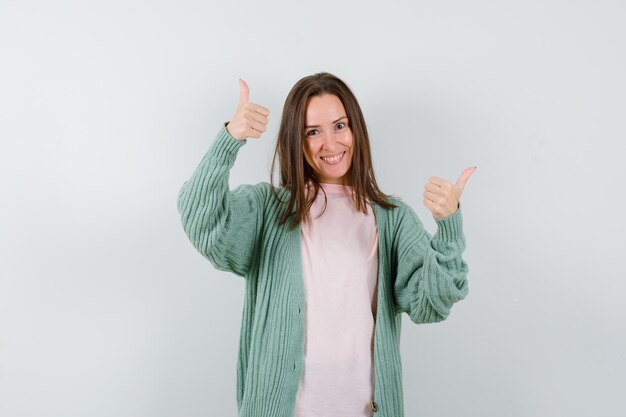 Jovem expressiva posando no estúdio