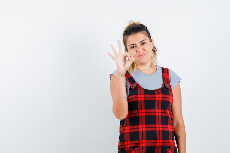 Foto grátis jovem expressiva posando no estúdio