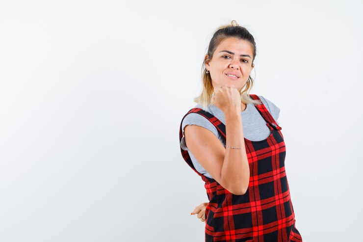 Foto grátis jovem expressiva posando no estúdio