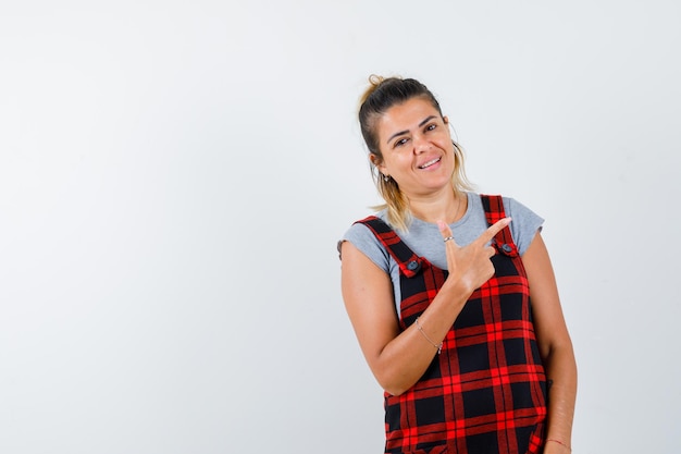 Jovem expressiva posando no estúdio