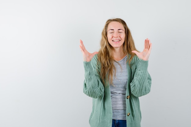 Foto grátis jovem expressiva posando no estúdio