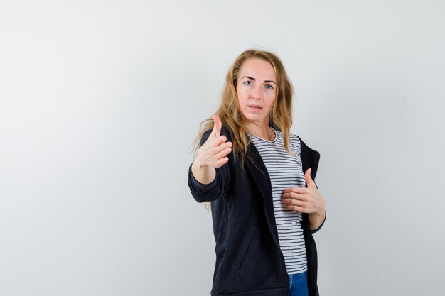 Jovem expressiva posando no estúdio