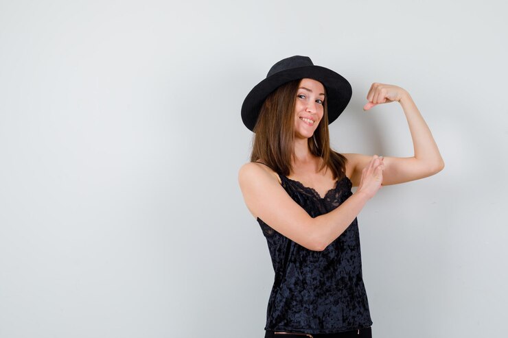 Foto grátis jovem expressiva posando no estúdio