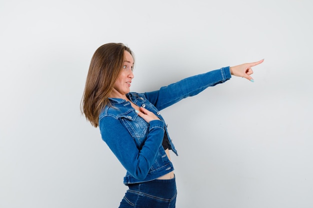 Foto grátis jovem expressiva posando no estúdio