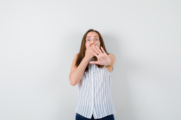 Jovem expressiva posando no estúdio