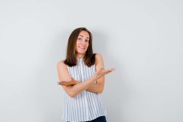 Jovem expressiva posando no estúdio