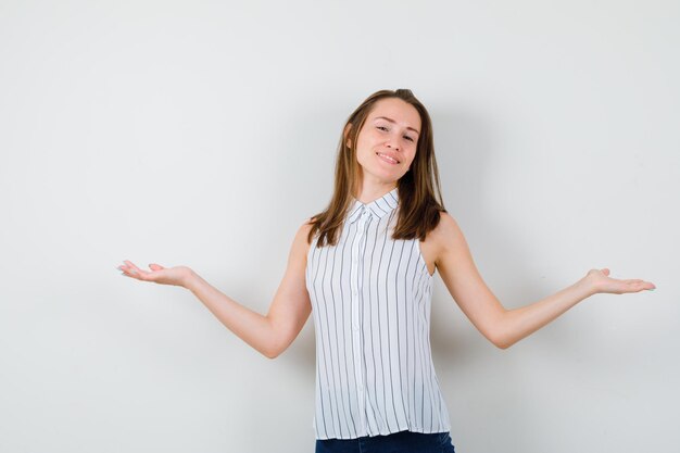 Jovem expressiva posando no estúdio