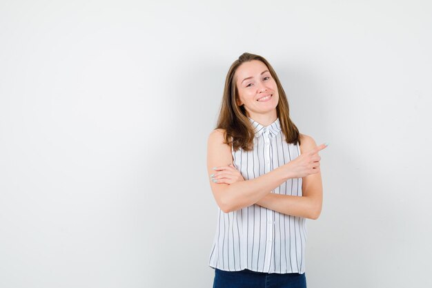 Jovem expressiva posando no estúdio