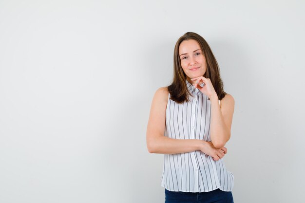 Jovem expressiva posando no estúdio