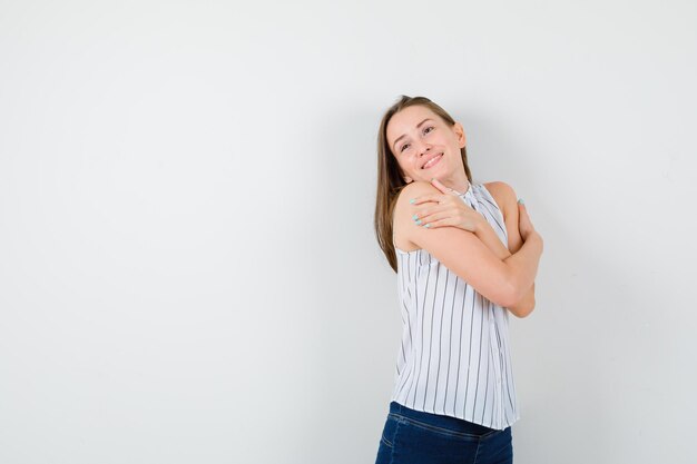 Jovem expressiva posando no estúdio